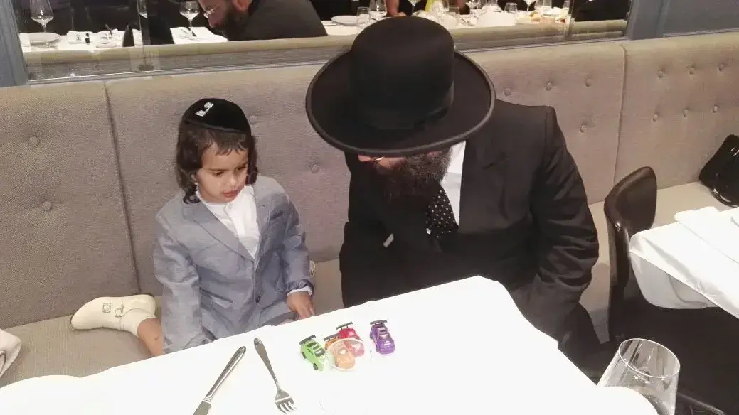 טקס חלקה בנה של אדל בניטה בבנייני האומה בירושלים טקס חלקה בנה של אדל בניטה בבנייני האומה בירושלים