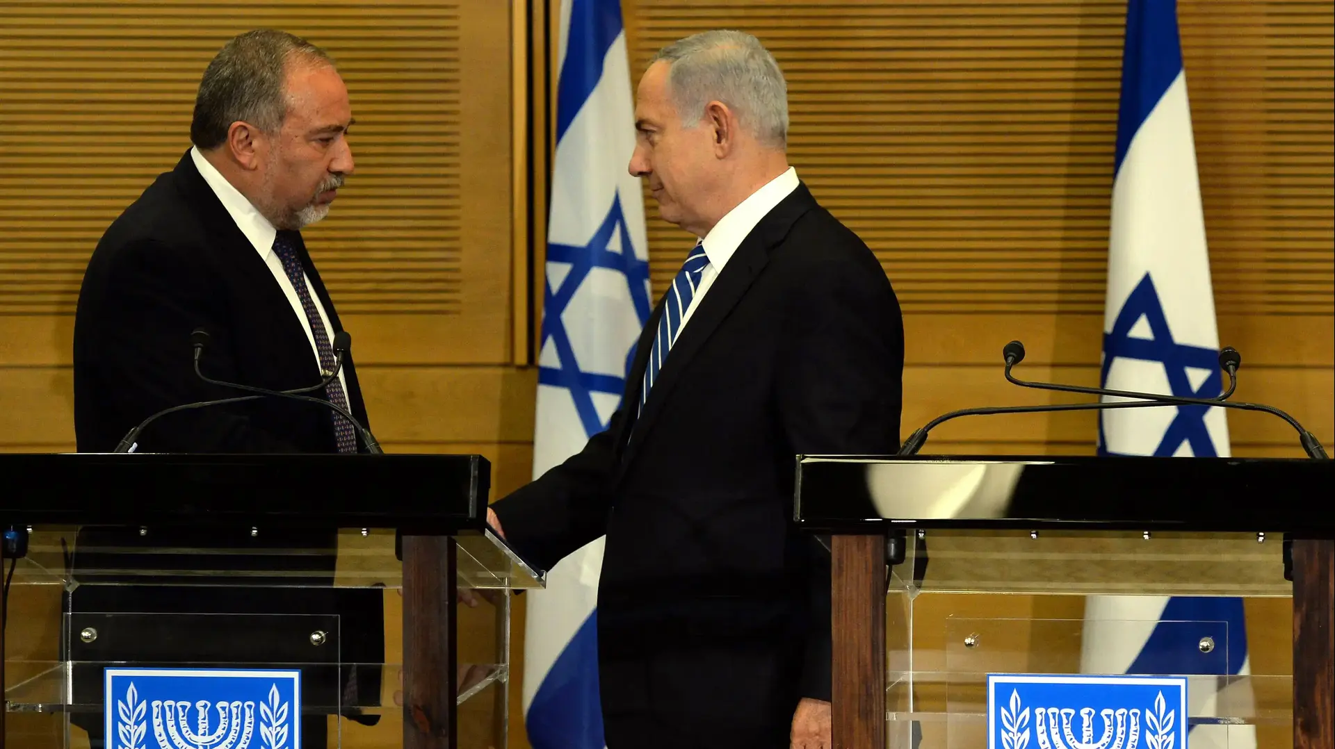 ראש הממשלה בנימין נתניהו ושר הביטחון הנכנס אביגדור ליברמן בהצהרות לתקשורת בכנסת ראש הממשלה בנימין נתניהו ושר הביטחון הנכנס אביגדור ליברמן בהצהרות לתקשורת בכנסת