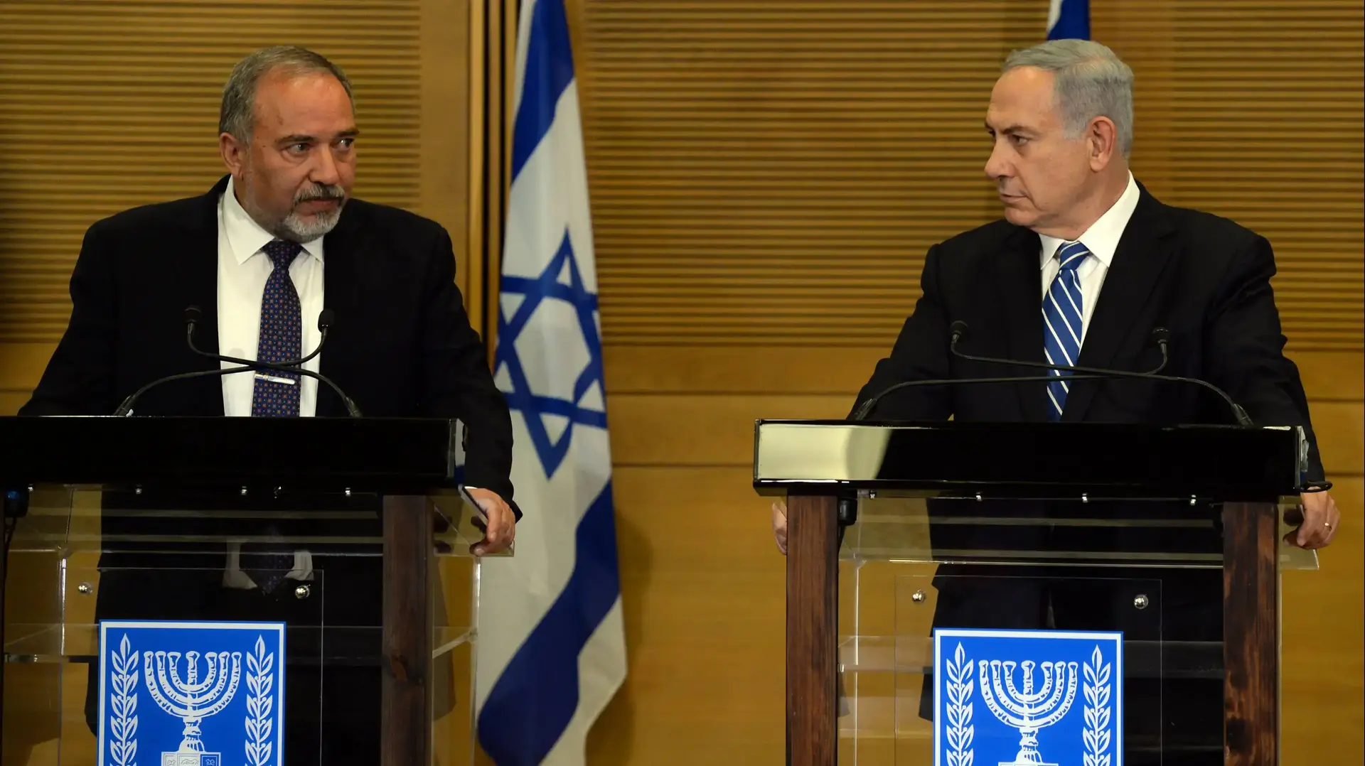 ראש הממשלה בנימין נתניהו ושר הביטחון הנכנס אביגדור ליברמן בהצהרות לתקשורת בכנסת