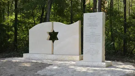 אנדרטה הושחתה בבית עלמין יהודי ברייגרוד פולין אנדרטה הושחתה בבית עלמין יהודי ברייגרוד פולין
