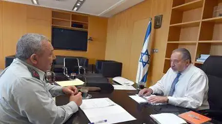 שר הביטחון אביגדור ליברמן בפגישת עבודה ראשונה עם הרמטכ"ל גדי איזנקוט, מאי 2016 שר הביטחון אביגדור ליברמן בפגישת עבודה ראשונה עם הרמטכ"ל גדי איזנקוט, מאי 2016