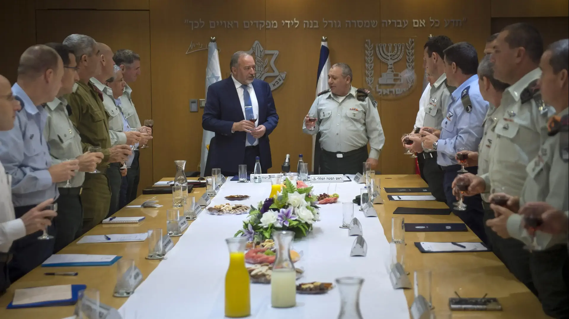הרמטכ"ל גדי איזנקוט ושר הביטחון אביגדור ליברמן עם חברי פורום המטה הכללי, משרד הביטחון 31 במאי 2016 הרמטכ"ל גדי איזנקוט ושר הביטחון אביגדור ליברמן עם חברי פורום המטה הכללי, משרד הביטחון 31 במאי 2016