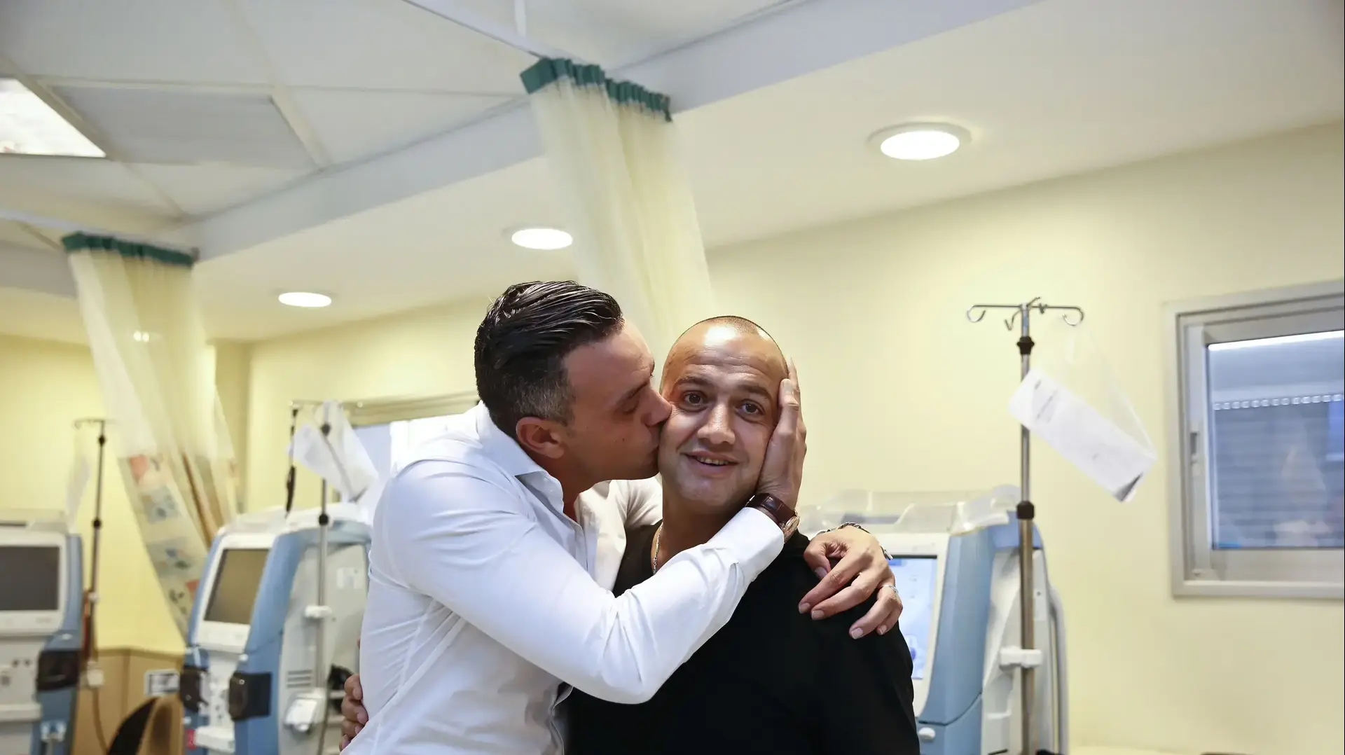 שלומי דנן ורותם סמדג'ה בבדיקה שגרתית אחרי שעברו ניתוח השתלת כליה בבית חולים שיבא עם ד"ר עזרא שהרבני, מאי 2016 שלומי דנן ורותם סמדג'ה בבדיקה שגרתית אחרי שעברו ניתוח השתלת כליה בבית חולים שיבא עם ד"ר עזרא שהרבני, מאי 2016