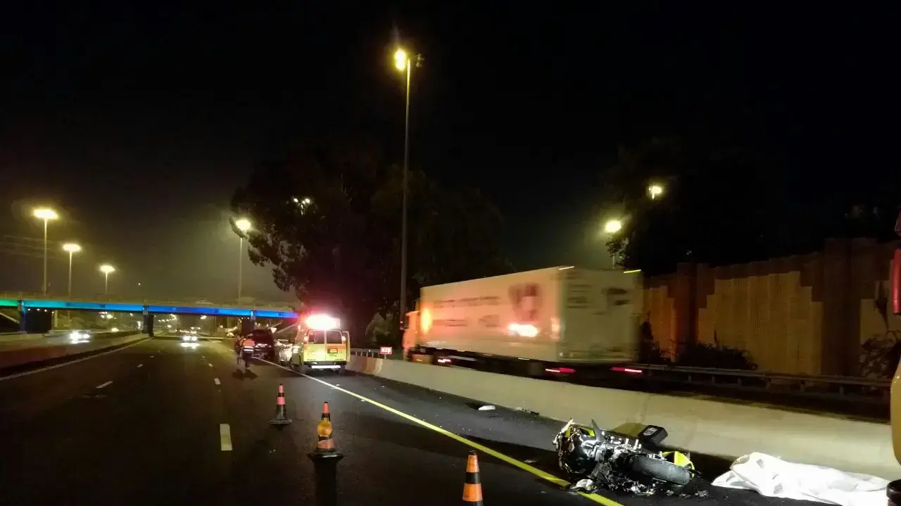 רוכב אופנוע כבן 30 נהרג מפגיעת משאית בכביש 2 ליד צומת נתניה 1 יוני 2016     