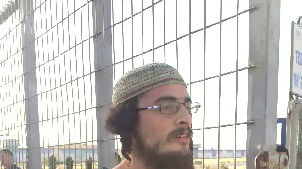 מאיר אטינגר מחוץ לכלא אשל, באר שבע. 1 ביוני 2016