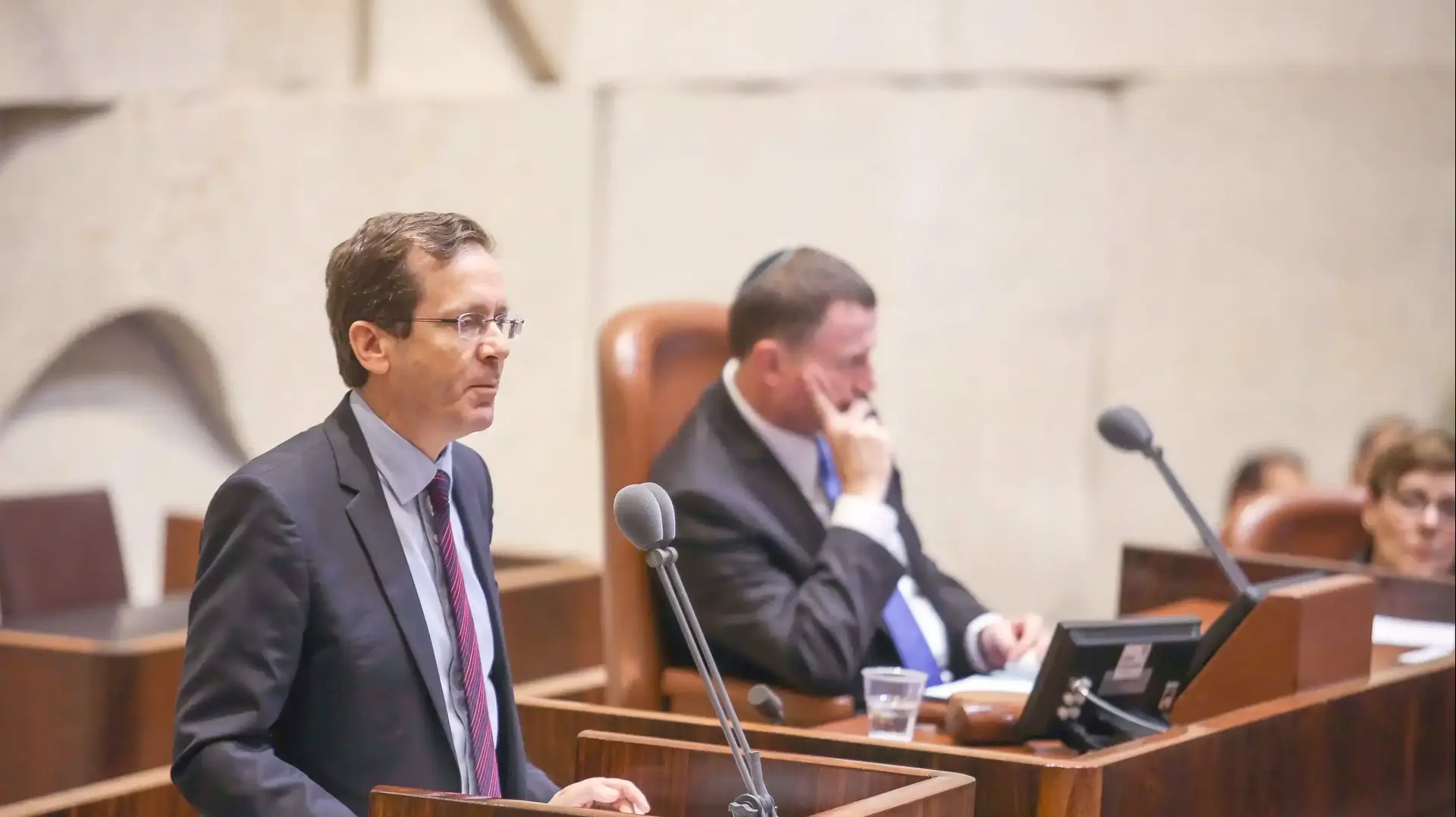 ח"כ יצחק הרצוג, ישיבה מיוחדת של הכנסת לציון יום ירושלים. מליאת הכנסת, 1 ביוני 2016 ח"כ יצחק הרצוג, ישיבה מיוחדת של הכנסת לציון יום ירושלים. מליאת הכנסת, 1 ביוני 2016