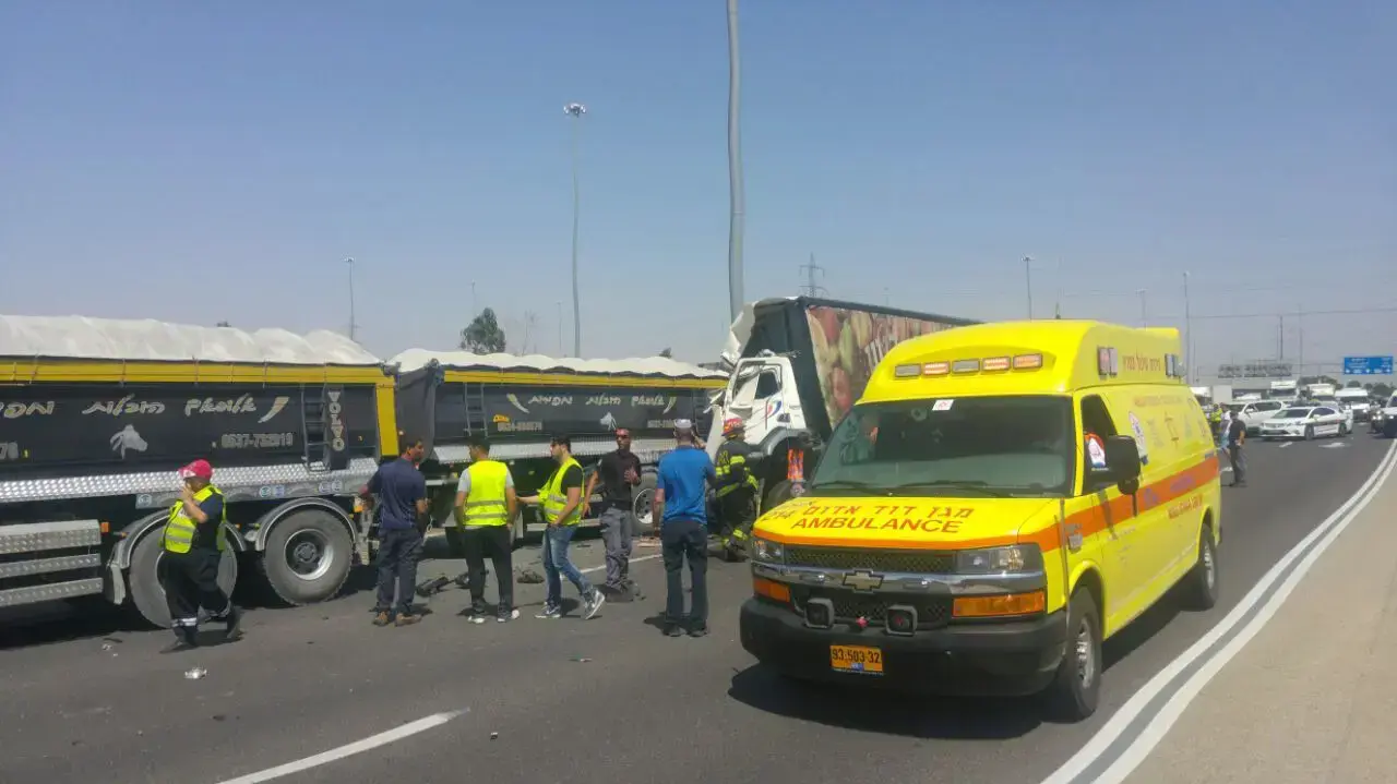 תאונת דרכים קטלנית בין 2 משאיות כביש 431 לפני מחלף ראשון, הרוג אחד ופצוע קשה.. תאונת דרכים קטלנית בין 2 משאיות כביש 431 לפני מחלף ראשון, הרוג אחד ופצוע קשה..