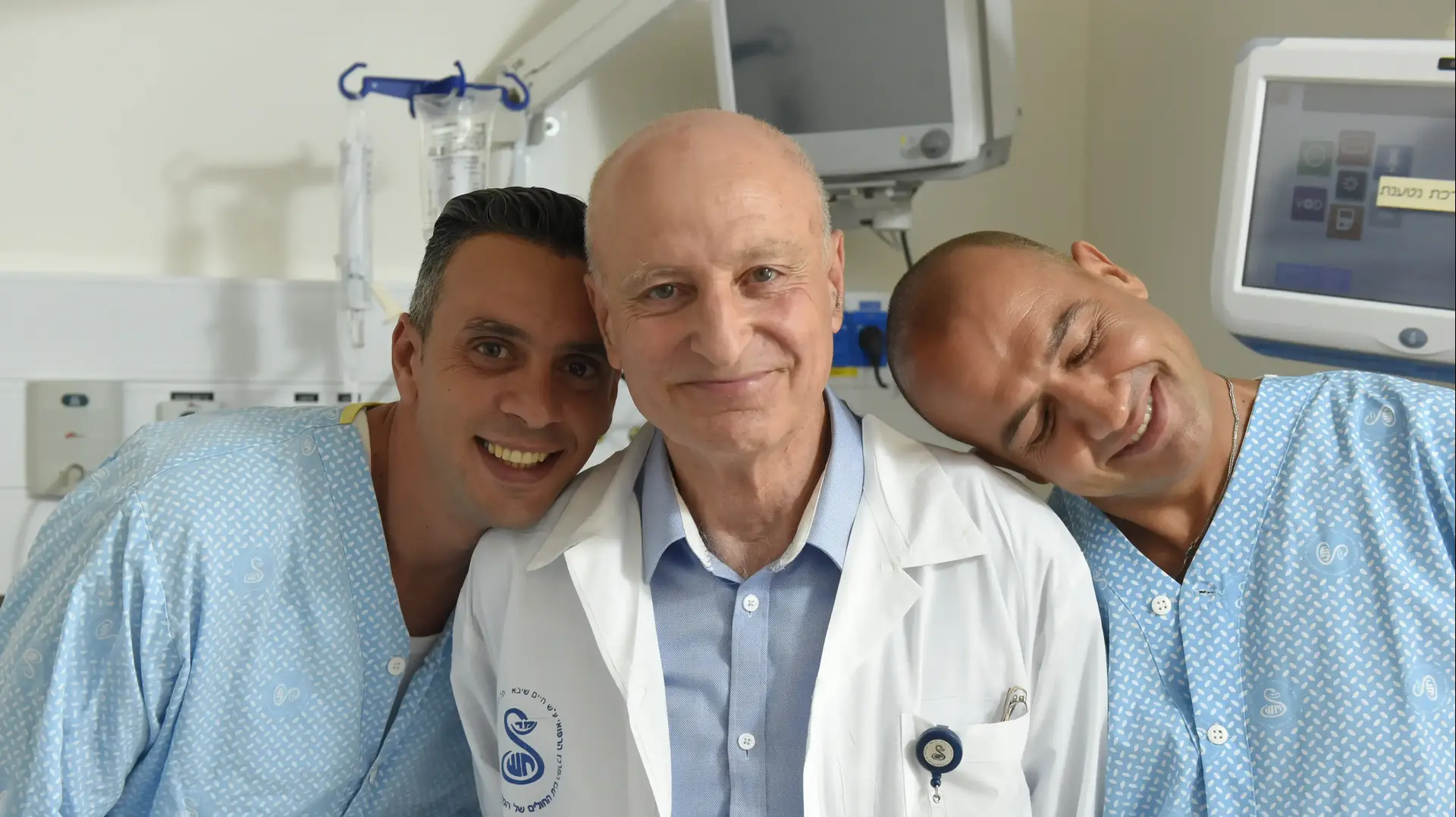 שלומי דנן ורותם סמדג'ה בבדיקה שגרתית אחרי שעברו ניתוח השתלת כליה בבית חולים שיבא עם ד"ר עזרא שהרבני, מאי 2016 שלומי דנן ורותם סמדג'ה בבדיקה שגרתית אחרי שעברו ניתוח השתלת כליה בבית חולים שיבא עם ד"ר עזרא שהרבני, מאי 2016