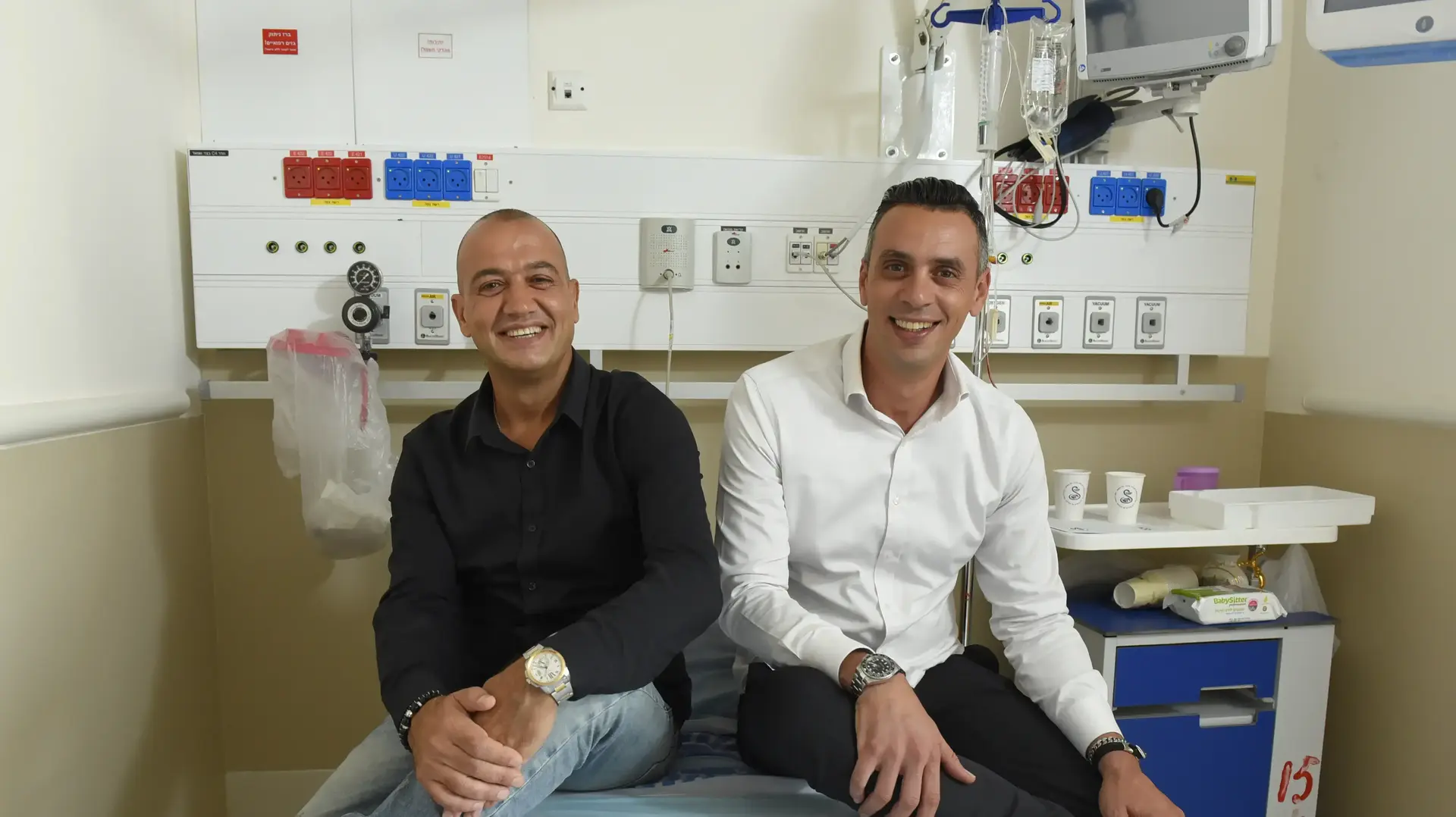 שלומי דנן ורותם סמדג'ה בבדיקה שגרתית אחרי שעברו ניתוח השתלת כליה בבית חולים שיבא עם ד"ר עזרא שהרבני, מאי 2016 שלומי דנן ורותם סמדג'ה בבדיקה שגרתית אחרי שעברו ניתוח השתלת כליה בבית חולים שיבא עם ד"ר עזרא שהרבני, מאי 2016