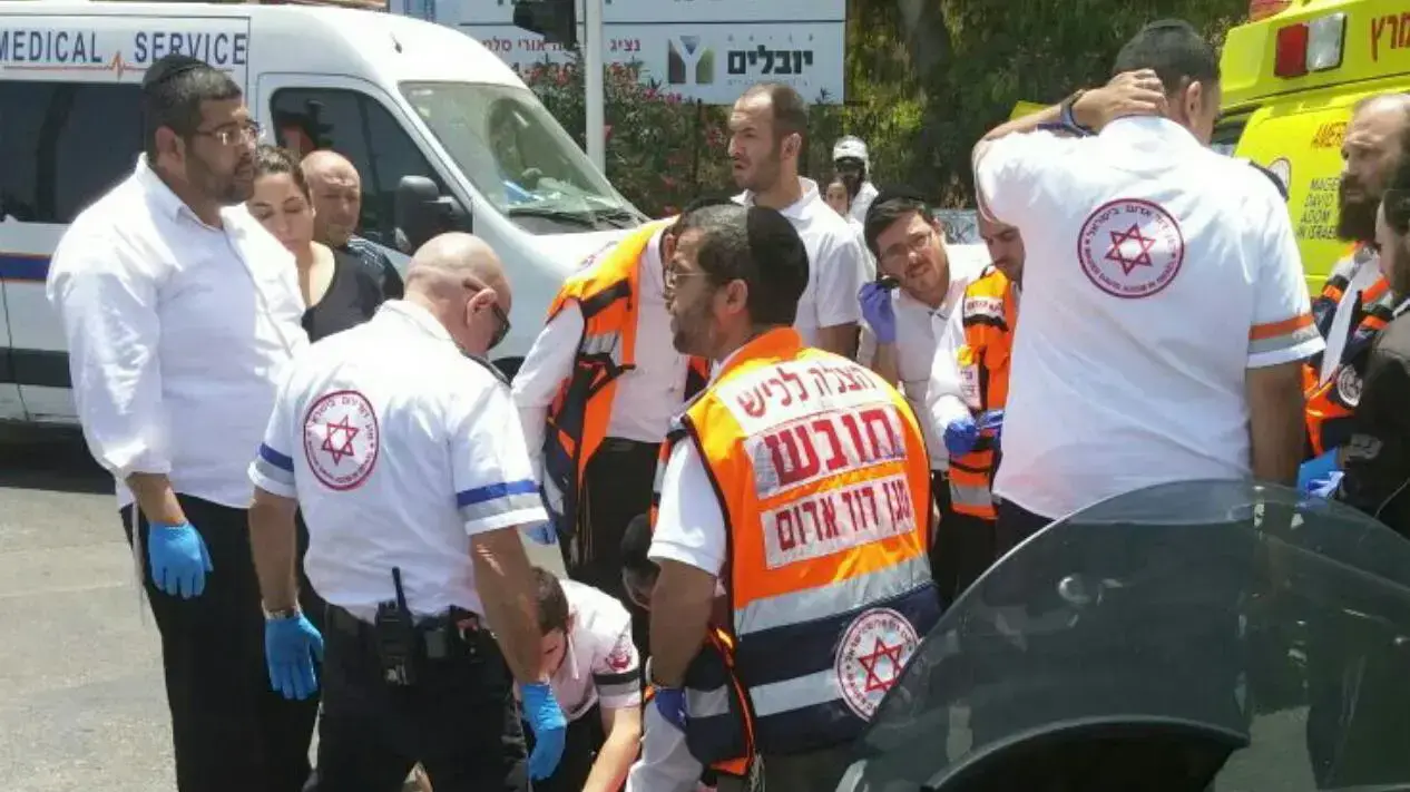 קלנועית שנפגעה ממשאית בשדרות בני ברית באשדוד. קלנועית שנפגעה ממשאית בשדרות בני ברית באשדוד.