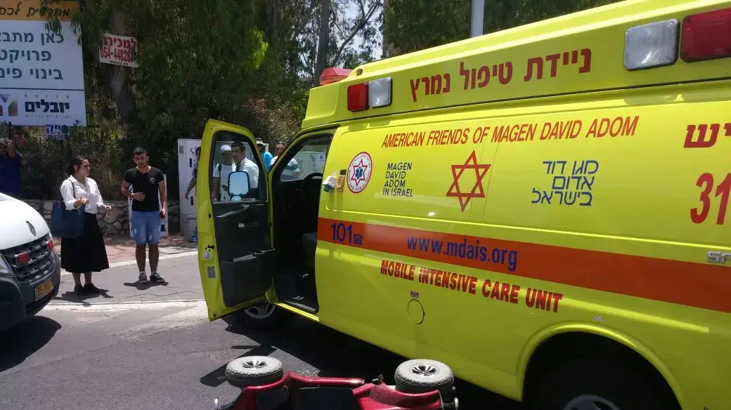 קלנועית שנפגעה ממשאית בשדרות בני ברית באשדוד. קלנועית שנפגעה ממשאית בשדרות בני ברית באשדוד.