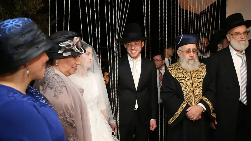 חתונת הרב יוסף - החתן והכלה תחת החופה חתונת הרב יוסף - החתן והכלה תחת החופה