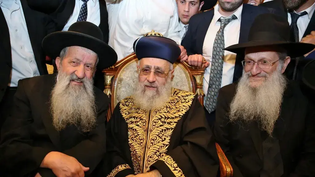הרב מוצפי מצד שמאל והרב יוסף במרכז חתונת הרב יוסף הרב מוצפי מצד שמאל והרב יוסף במרכז חתונת הרב יוסף