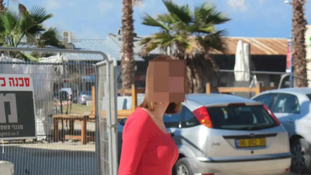 עיתונאית החשודה בשיבוש הליכי חקירה לאחר ששוחחה עם מקור עיתונאית החשודה בשיבוש הליכי חקירה לאחר ששוחחה עם מקור