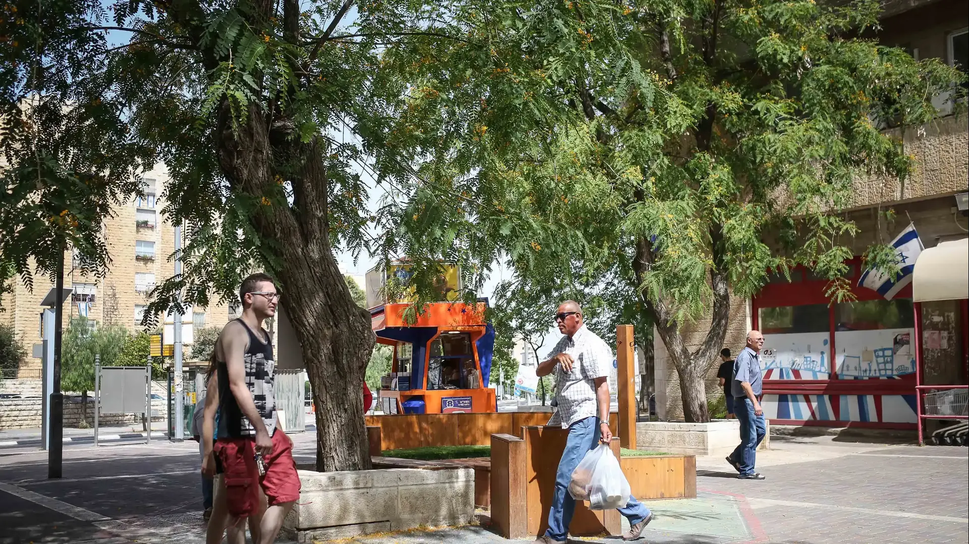 ערבים במרכז המסחרי, הגבעה הצרפתית, ירושלים. יוני 2016
