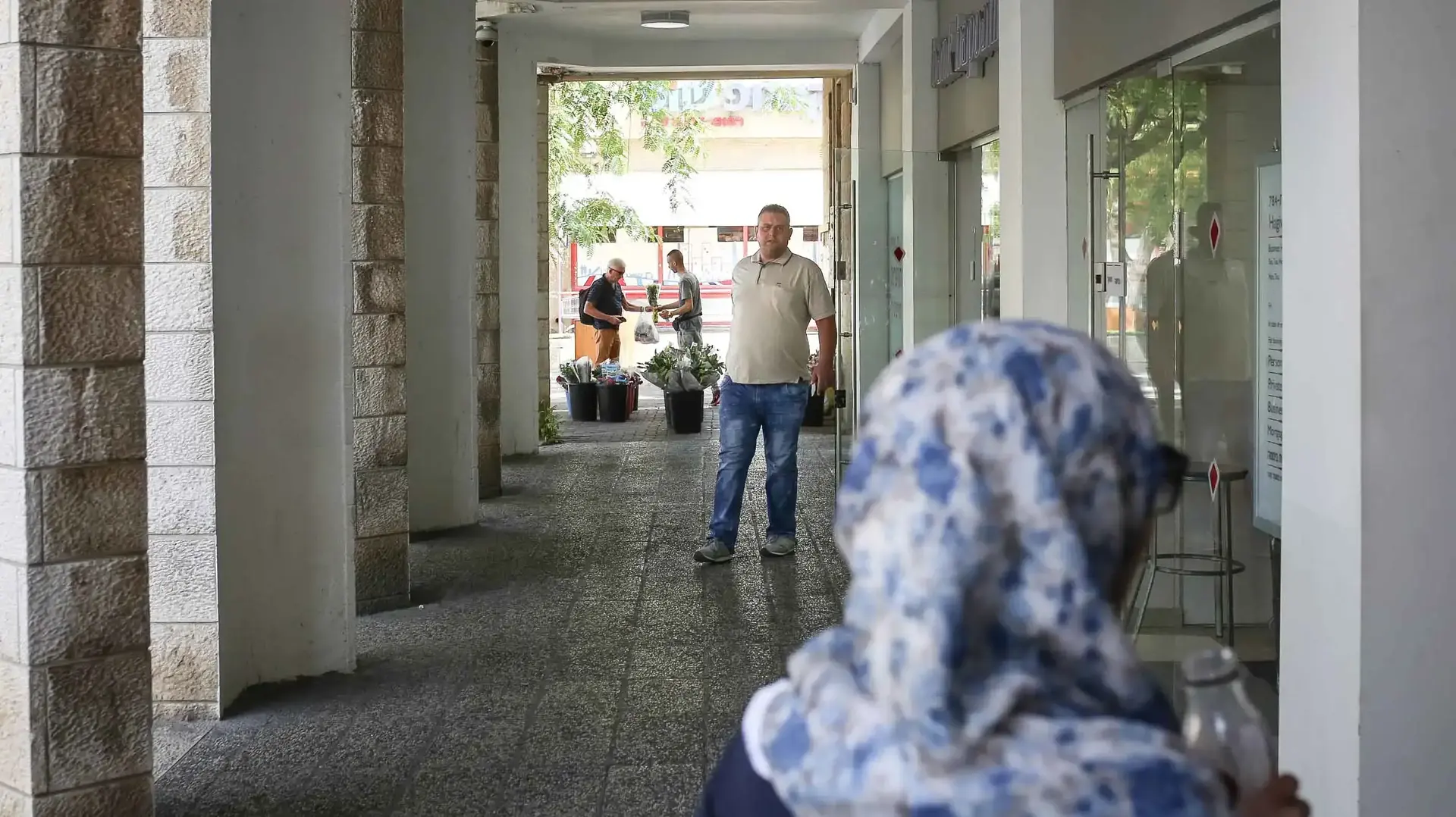 ערבים במרכז המסחרי, הגבעה הצרפתית, ירושלים. יוני 2016