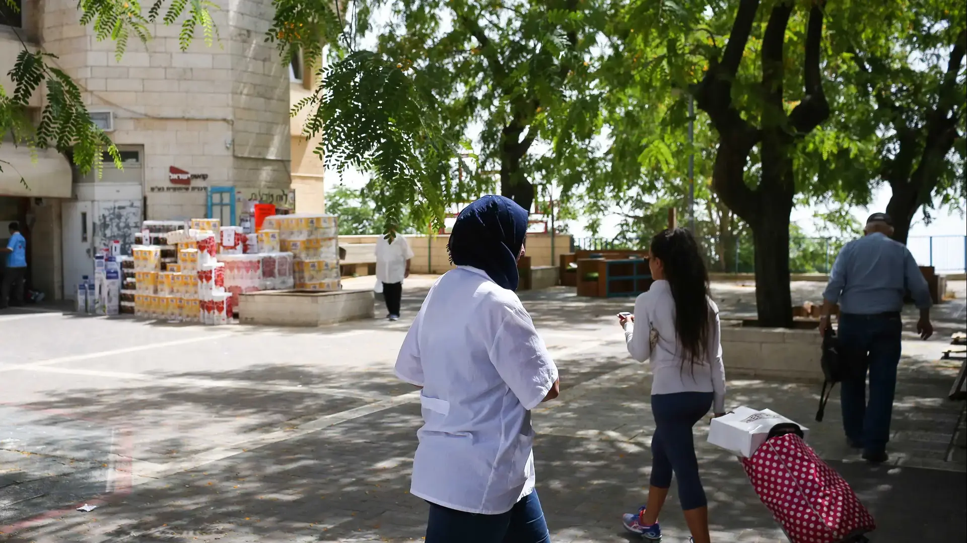 ערבים במרכז המסחרי, הגבעה הצרפתית, ירושלים. יוני 2016