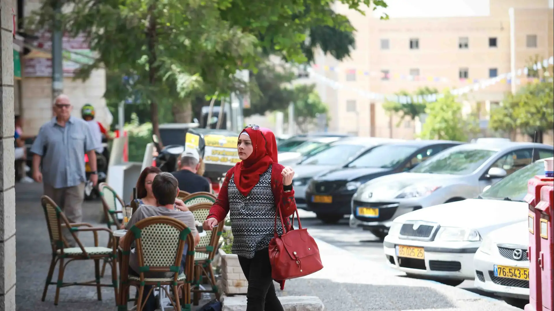 ערבים במרכז המסחרי, הגבעה הצרפתית, ירושלים. יוני 2016
