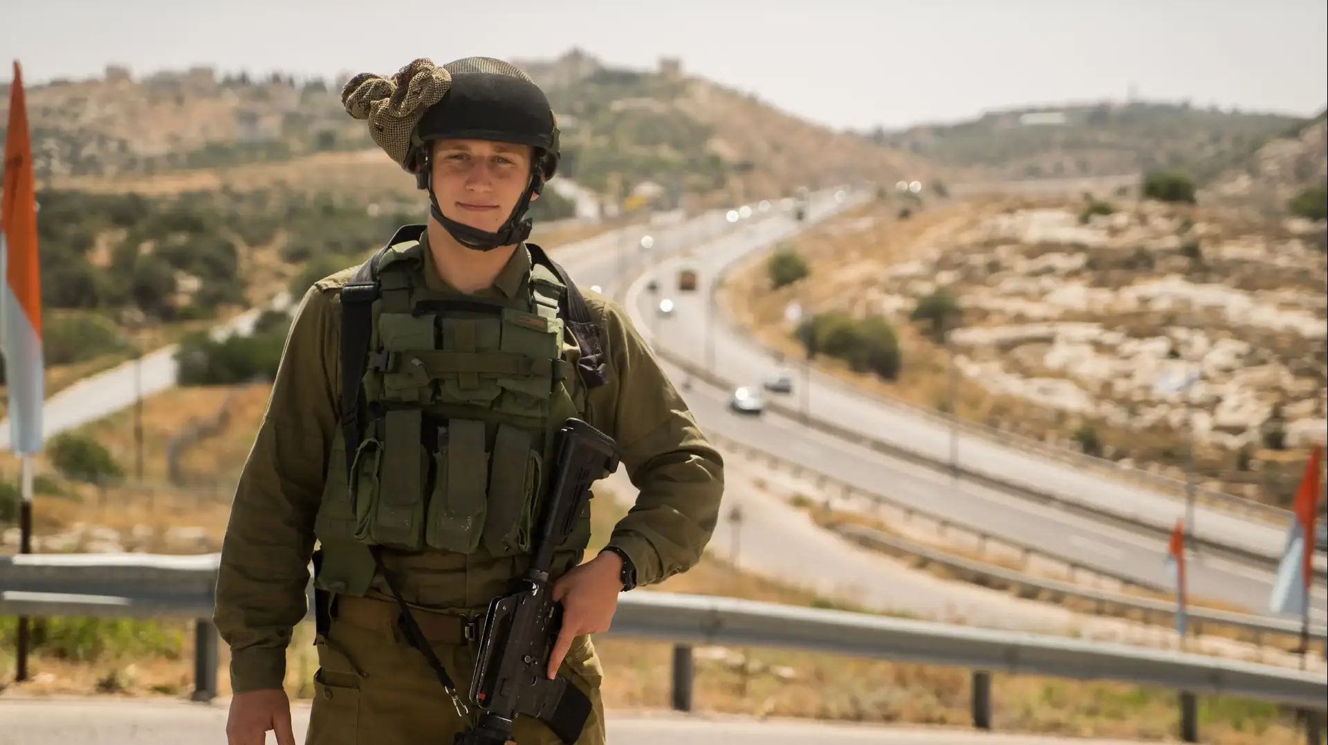 סמל לאוניד קונטורוביץ', לוחם בפלוגת תבל בגדוד תבור, מוצב "כוכב 3". יוני 2016 סמל לאוניד קונטורוביץ', לוחם בפלוגת תבל בגדוד תבור, מוצב "כוכב 3". יוני 2016