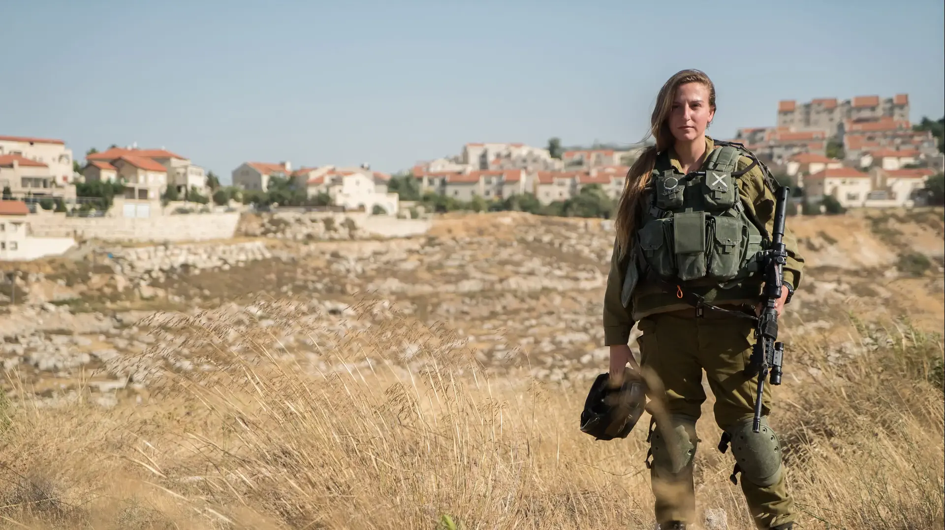 סמל קרן שמעונוביץ, לוחמת בפלוגת ברק בגדוד תבור, מחסום חיזמא בבנימין. יוני 2016 סמל קרן שמעונוביץ, לוחמת בפלוגת ברק בגדוד תבור, מחסום חיזמא בבנימין. יוני 2016