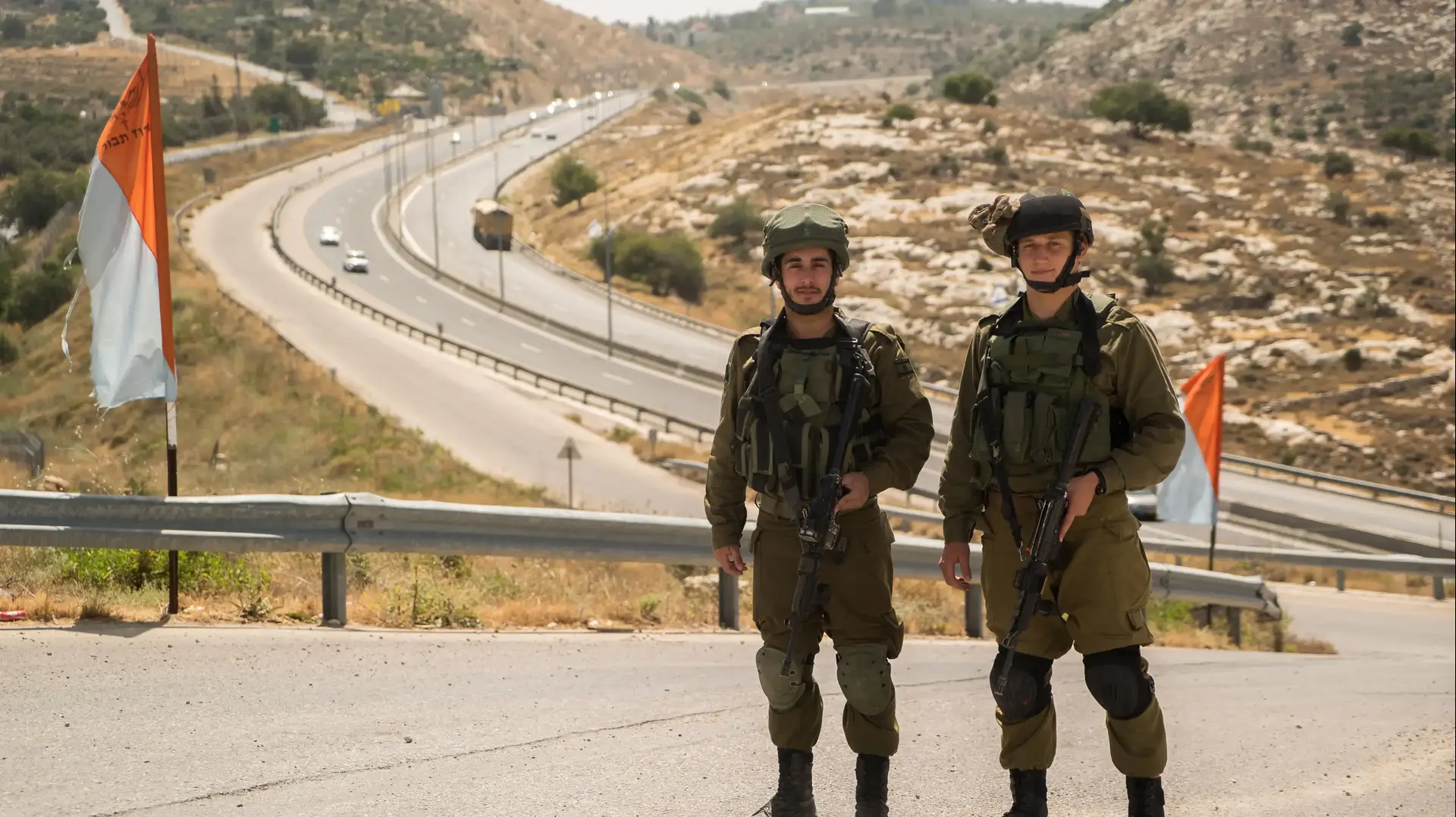 סמל מאור נקאש וסמל לאוניד קונטורוביץ', גדוד תבור. יוני 2016 סמל מאור נקאש וסמל לאוניד קונטורוביץ', גדוד תבור. יוני 2016