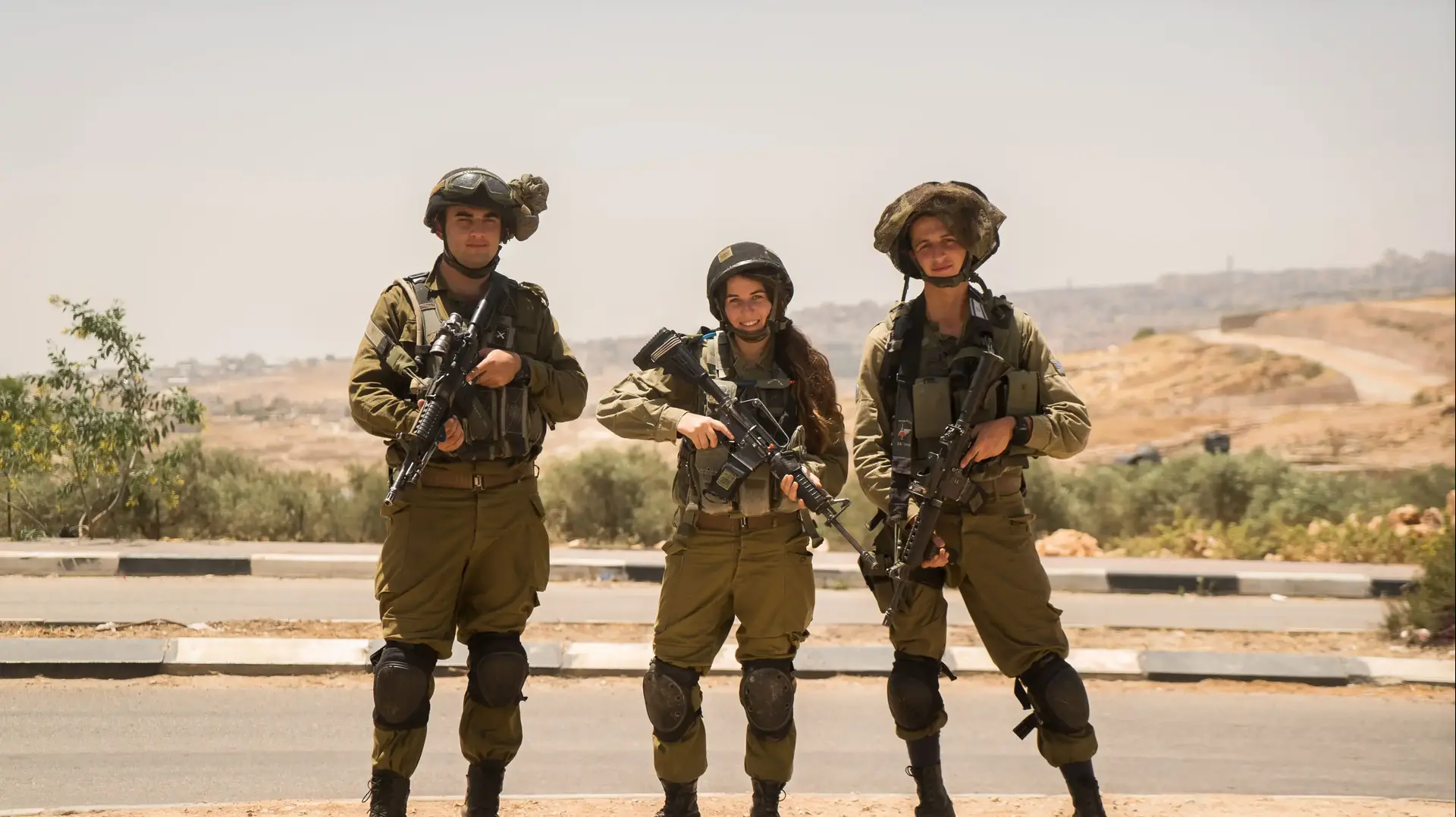 רב"ט אלכס קובלצוק וסמל גיל סלבר, כיכר אדם. יוני 2016 רב"ט אלכס קובלצוק וסמל גיל סלבר, כיכר אדם. יוני 2016