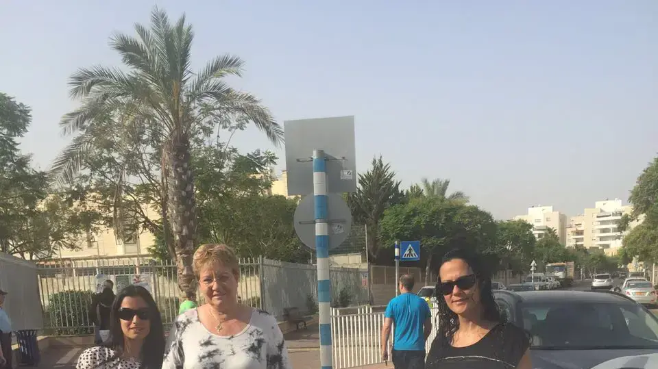 הורים וילדים מפגינים נגד מחירי הקייטנות הגבוהים באשדוד. 5 ביוני 2016