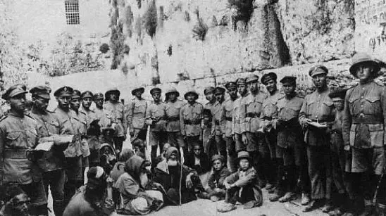 לוחמי הגדודים העבריים על רקע הכותל, 1917 לוחמי הגדודים העבריים על רקע הכותל, 1917