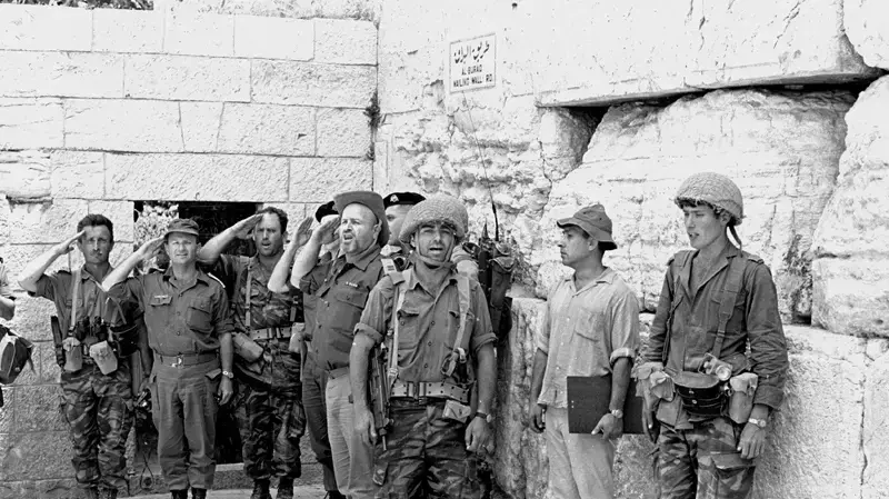 הצנחנים שרים את ההמנון ליד הכותל- המערבי בהר- הבית, מלחמת ששת הימים, ירושלים. 5.06.1967