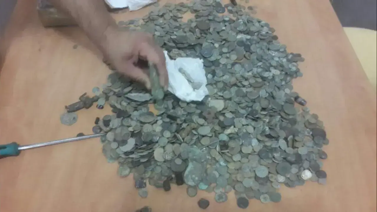 עשרה קילו של מטבעות ועתיקות נמצאו במכונית של נהג שגרירות נורבגיה, יוני 2016 עשרה קילו של מטבעות ועתיקות נמצאו במכונית של נהג שגרירות נורבגיה, יוני 2016
