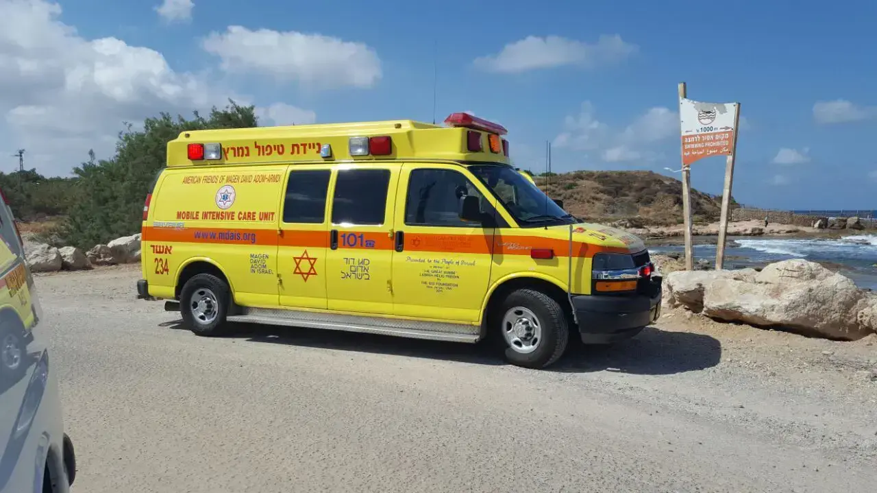 אמבולנס מד"א בחוף אכזיב שמצפון לנהריה. 6 ביוני 2016