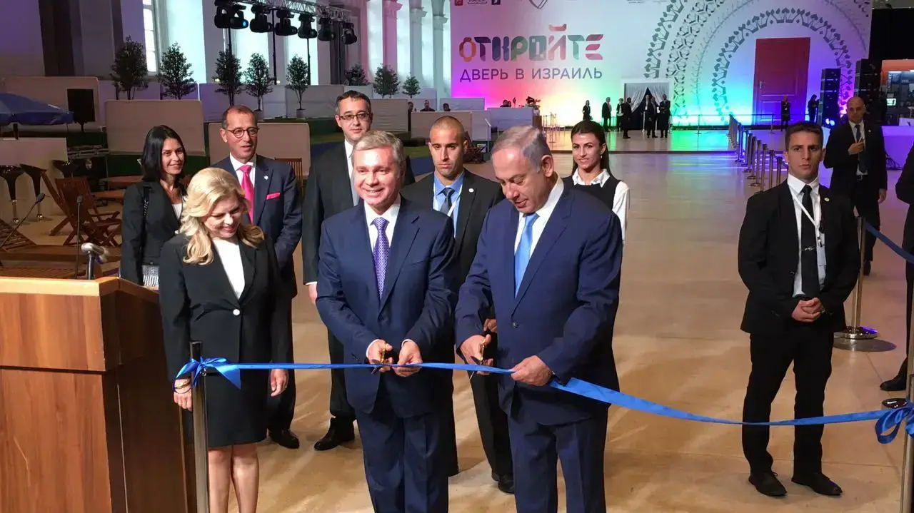 ראש הממשלה בנימין נתניהו מניח זר בקבר החייל האלמוני במוסקבה, יוני 2016 ראש הממשלה בנימין נתניהו מניח זר בקבר החייל האלמוני במוסקבה, יוני 2016