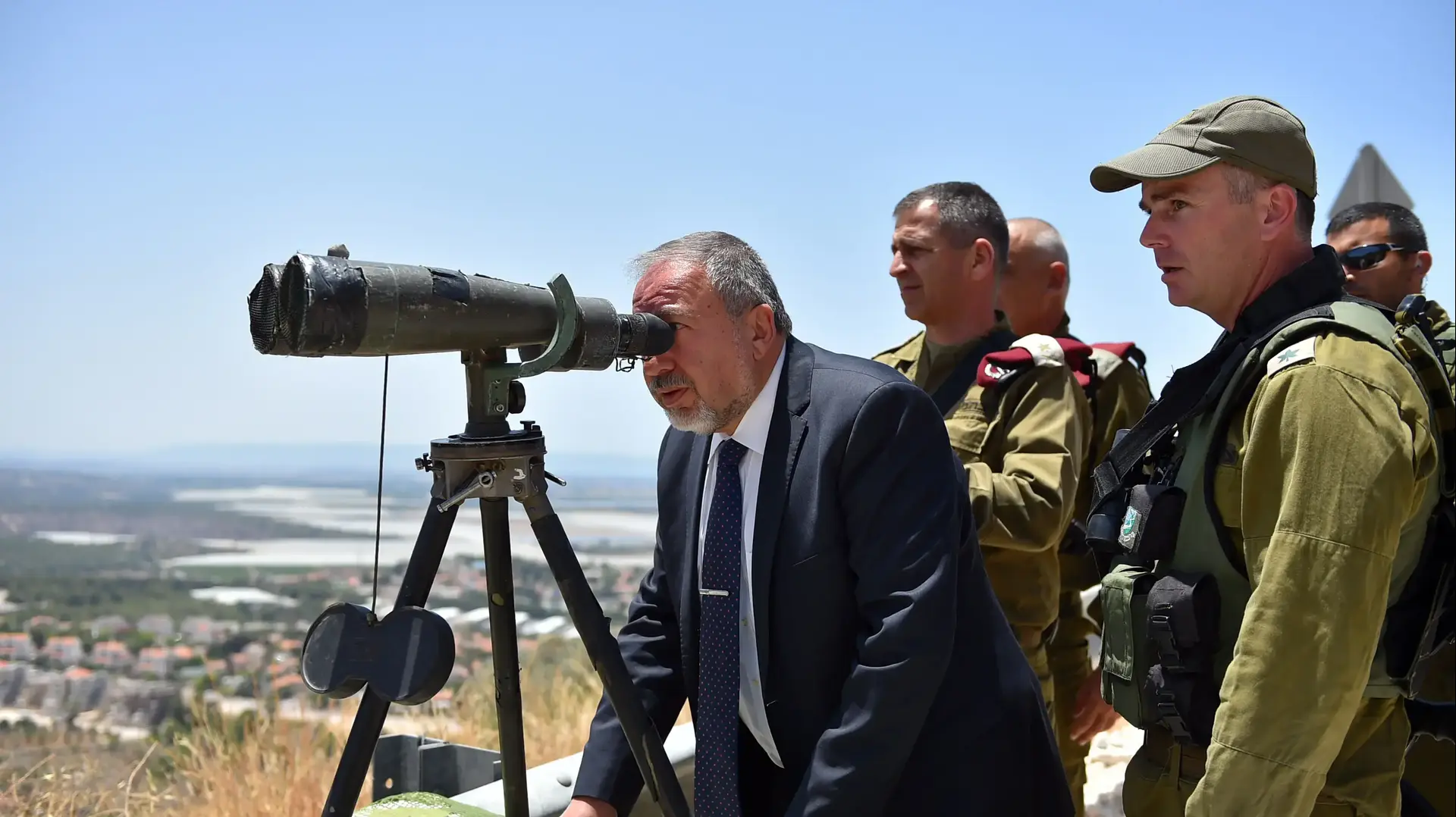שר הביטחון אביגדור ליברמן בסיור ראשון מאז כניסתו לתפקיד, פיקוד צפון. 7 ביוני 2016 שר הביטחון אביגדור ליברמן בסיור ראשון מאז כניסתו לתפקיד, פיקוד צפון. 7 ביוני 2016