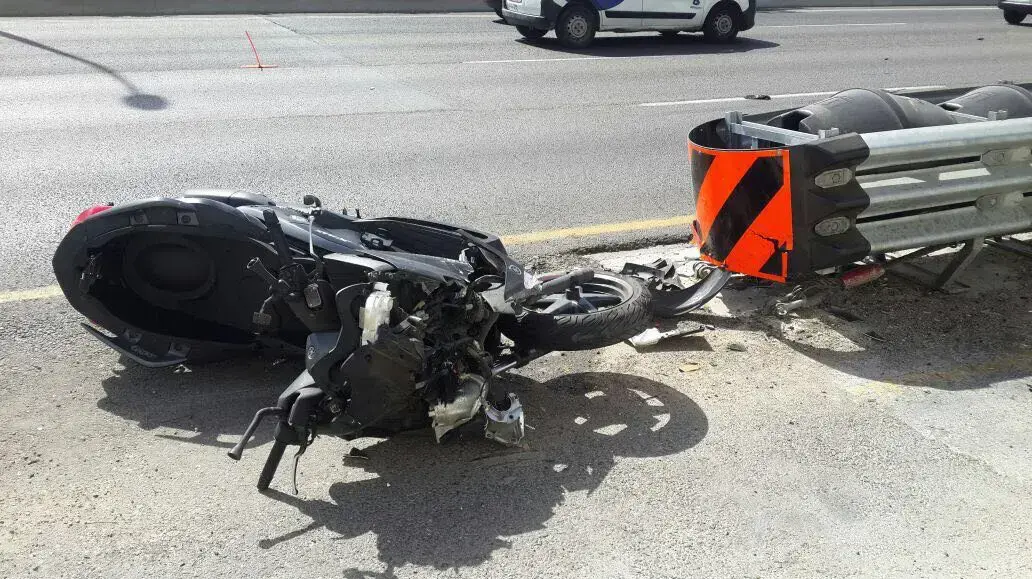 תאונת דרכים בין אופנוען לכלי רכב פרטי באיילון צפון מחלף קיבוץ גלויות 07 יוני 2016 תאונת דרכים בין אופנוען לכלי רכב פרטי באיילון צפון מחלף קיבוץ גלויות 07 יוני 2016
