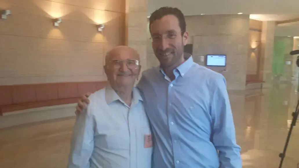 ניצול שואה משה פריד עם ח"כ איציק שמולי בכנסת 07 יולי 2016 ניצול שואה משה פריד עם ח"כ איציק שמולי בכנסת 07 יולי 2016