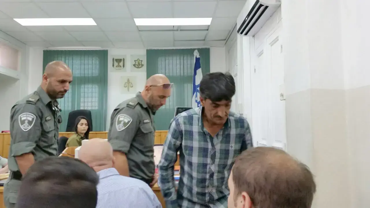 צלם "בצלם" שתיעד את הירי במחבל הפצוע בחברון בבית הדין הצבאי ביפו 8 יוני 2016 צלם "בצלם" שתיעד את הירי במחבל הפצוע בחברון בבית הדין הצבאי ביפו 8 יוני 2016