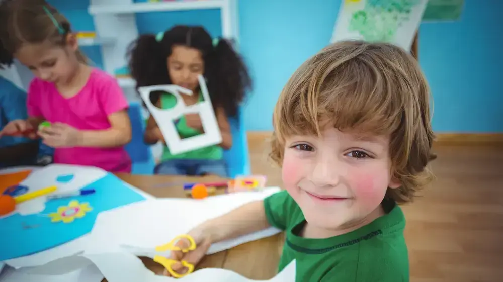 ילד גוזר קישוטים ילד גוזר קישוטים