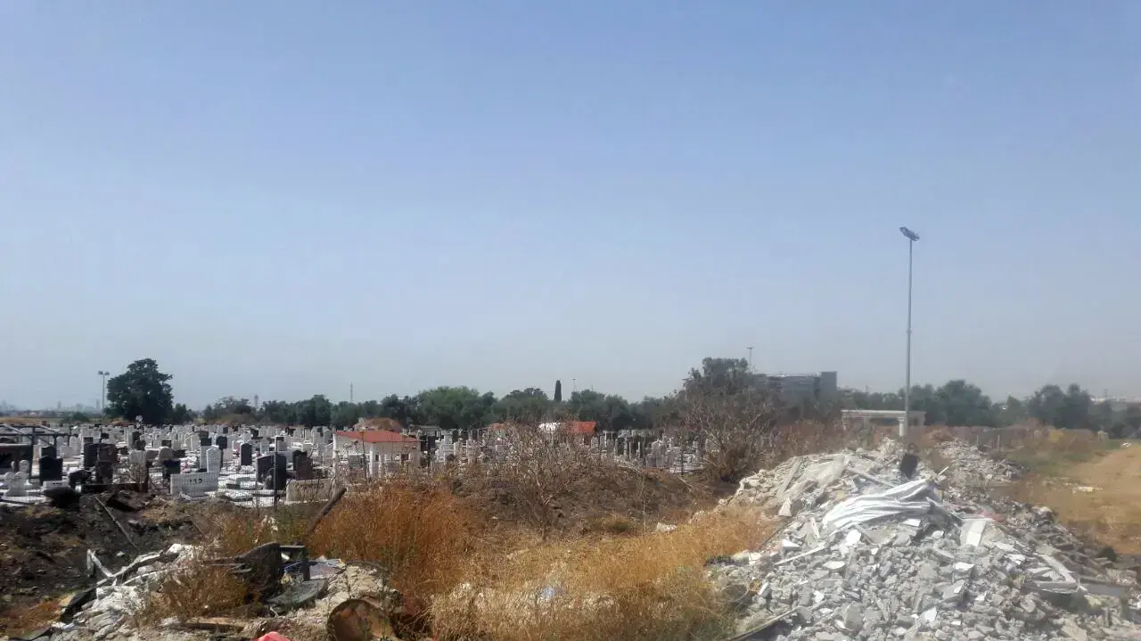 תושב לוד תיעד השלכת פסולת בבית העלמין בעיר והורחק מישיבת מועצה