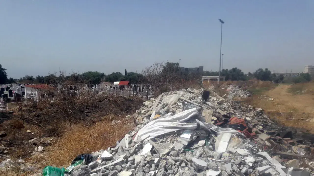 תושב לוד תיעד השלכת פסולת בבית העלמין בעיר והורחק מישיבת מועצה תושב לוד תיעד השלכת פסולת בבית העלמין בעיר והורחק מישיבת מועצה