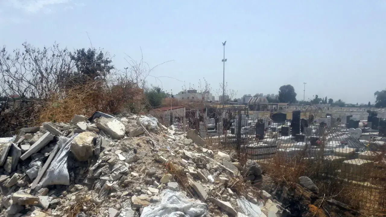 תושב לוד תיעד השלכת פסולת בבית העלמין בעיר והורחק מישיבת מועצה תושב לוד תיעד השלכת פסולת בבית העלמין בעיר והורחק מישיבת מועצה