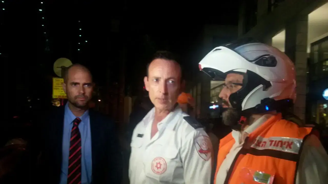 אמיר אוחנה בזירת פיגוע הירי במתחם שרונה, תל אביב. יוני 2016 אמיר אוחנה בזירת פיגוע הירי במתחם שרונה, תל אביב. יוני 2016