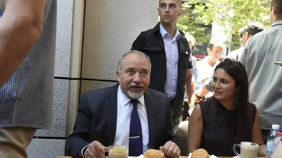 שר הביטחון אביגדור ליברמן מבקר במתחם שרונה ביום שאחרי הפיגוע שר הביטחון אביגדור ליברמן מבקר במתחם שרונה ביום שאחרי הפיגוע