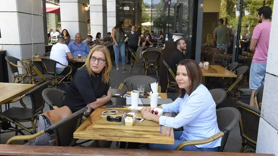 חברות הכנסת שלי יחימוביץ' וציפי ליבני במתחם שרונה בבוקר שאחרי הפיגוע חברות הכנסת שלי יחימוביץ' וציפי ליבני במתחם שרונה בבוקר שאחרי הפיגוע
