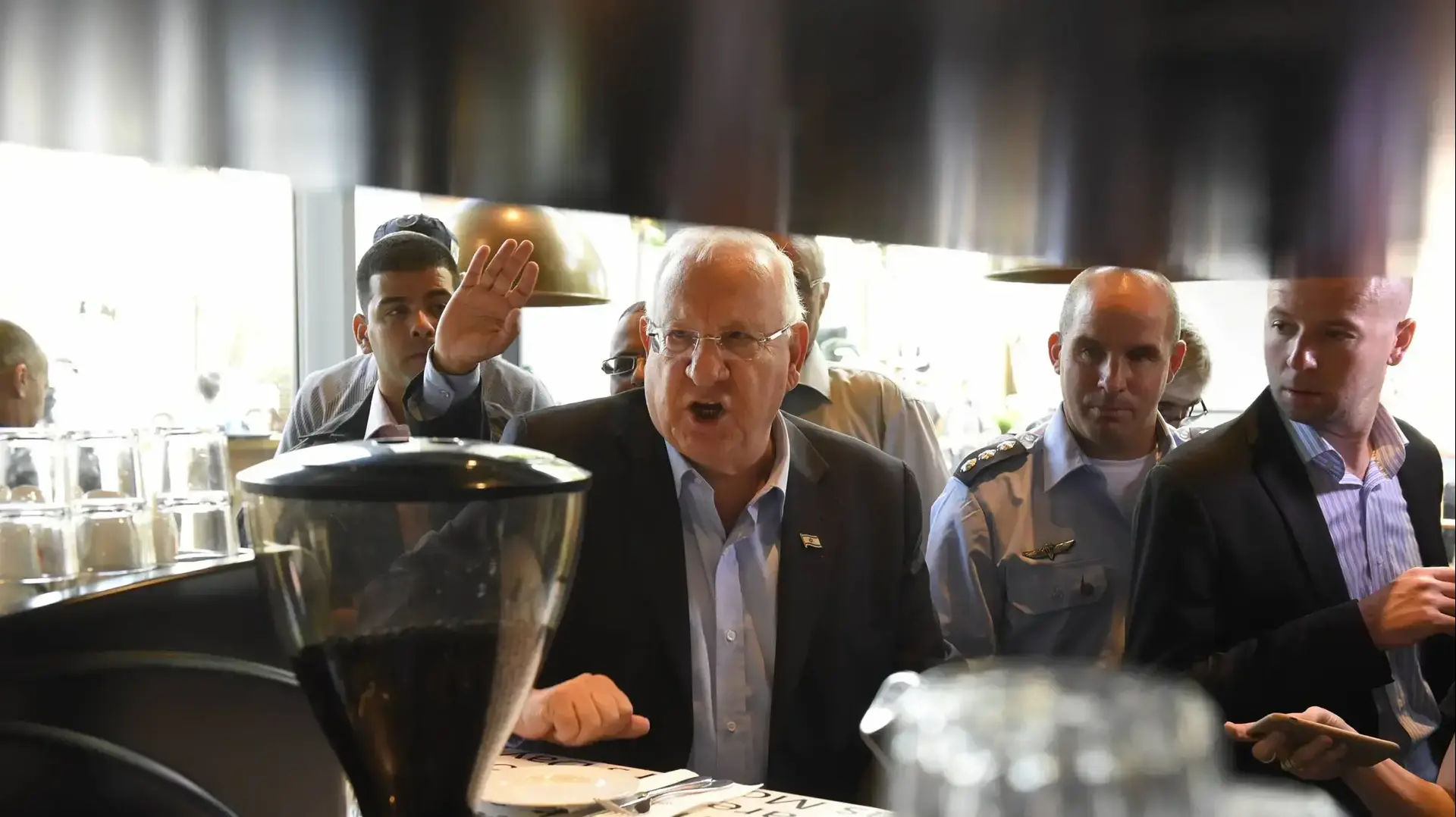 ראובן ריבלין נשיא המדינה מבקר במתחם שרונה ביום שאחרי הפיגוע ראובן ריבלין נשיא המדינה מבקר במתחם שרונה ביום שאחרי הפיגוע