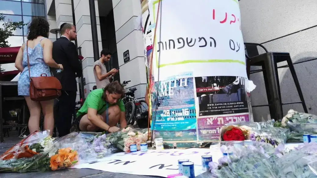נרות זיכרון בזירת פיגוע הירי במתחם שרונה, תל אביב. יוני 2016 נרות זיכרון בזירת פיגוע הירי במתחם שרונה, תל אביב. יוני 2016