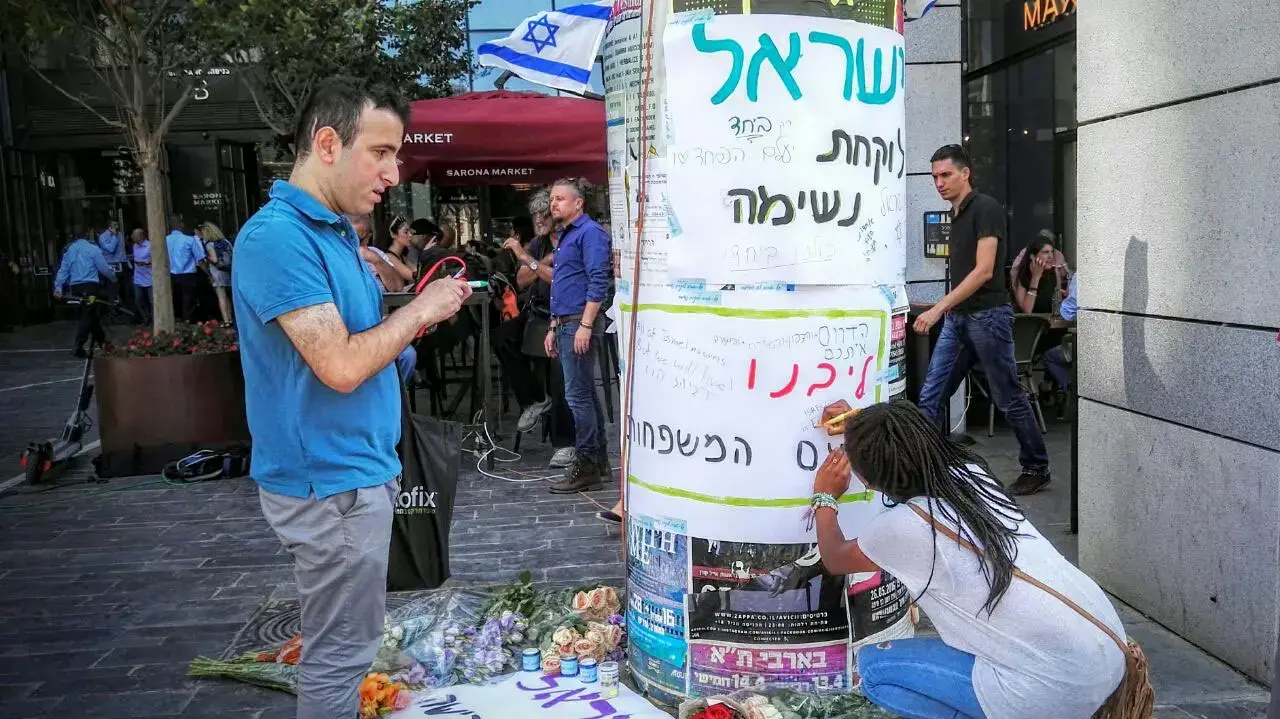 נרות זיכרון בזירת פיגוע הירי במתחם שרונה, תל אביב. יוני 2016 נרות זיכרון בזירת פיגוע הירי במתחם שרונה, תל אביב. יוני 2016