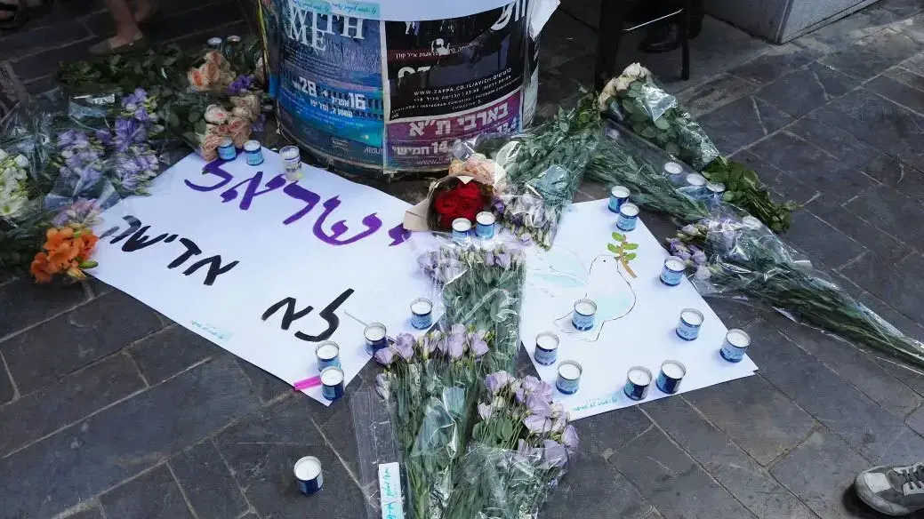 נרות זיכרון בזירת פיגוע הירי במתחם שרונה, תל אביב. יוני 2016 נרות זיכרון בזירת פיגוע הירי במתחם שרונה, תל אביב. יוני 2016