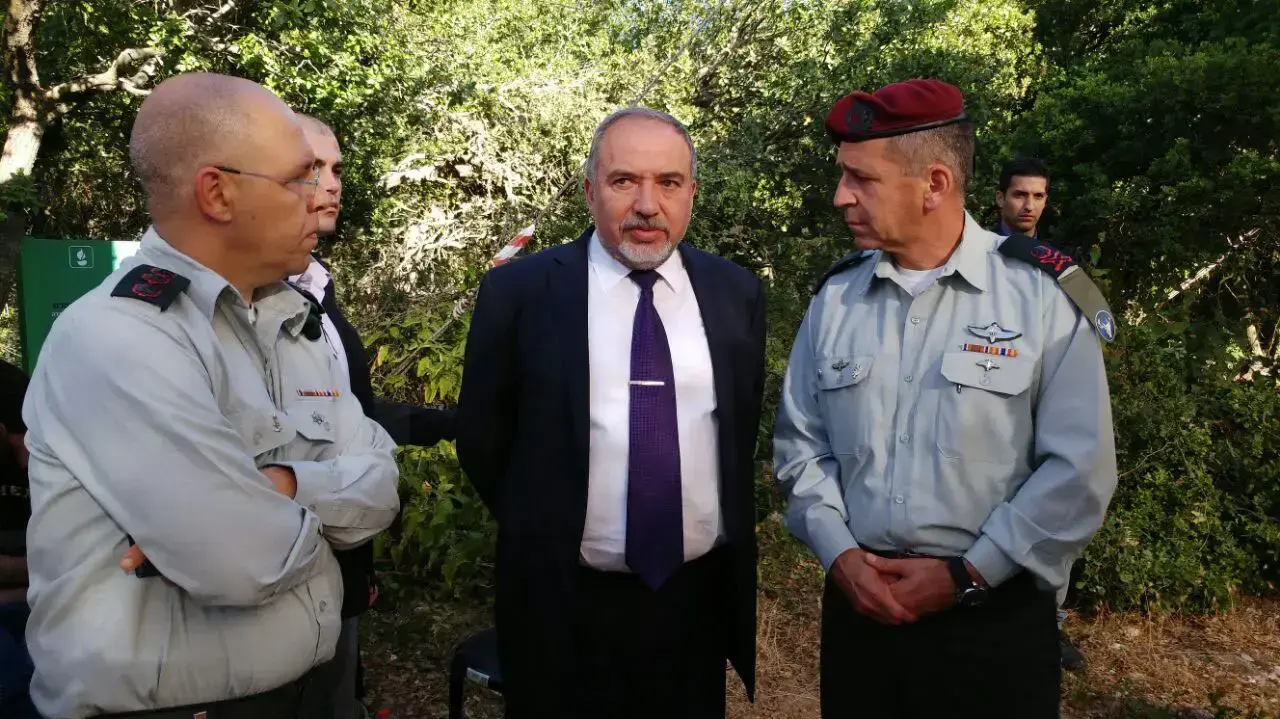שר הביטחון אביגדור ליברמן ואלוף פיקוד צפון אביב כוכבי בטקס לציון עשור למלחמת לבנון השנייה, הר אדיר. יוני 2016 שר הביטחון אביגדור ליברמן ואלוף פיקוד צפון אביב כוכבי בטקס לציון עשור למלחמת לבנון השנייה, הר אדיר. יוני 2016