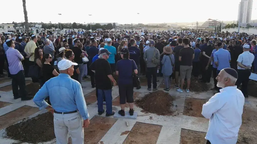 הלוויתו של עידו בן ארי, נרצח בפיגוע הירי במתחם שרונה, בית העלמין ביבנה. יוני 2016 הלוויתו של עידו בן ארי, נרצח בפיגוע הירי במתחם שרונה, בית העלמין ביבנה. יוני 2016