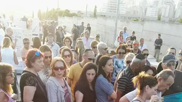 הלוויתו של עידו בן ארי, נרצח בפיגוע הירי במתחם שרונה, בית העלמין ביבנה. יוני 2016